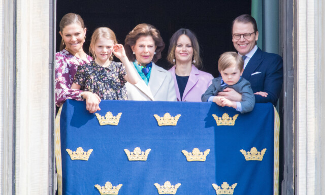 DANSET: Prinsesse Estelle sjarmerte de oppmøtte fra slottsbalkongen, hvor hun både vinket og danset til musikken. Foto: NTB Scanpix DANSET: Prinsesse Estelle sjarmerte de oppmøtte fra slottsbalkongen, hvor hun både vinket og danset til musikken. Foto: NTB Scanpix